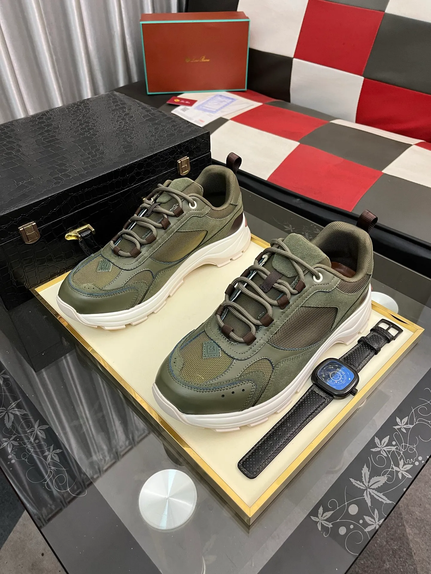 Men's shoes 💰520 ⌚️⌚️ Loro Piana's classic popular lp top version of Pili casual shoes. It turns out that these are the casual shoes that are said to be able to walk 20,000 steps without tiring your feet. This pair has both good looks and feel. You will be completely lost as soon as you step on it ~ The minimalist design is eye-catching and durable, and it is a bonus for dressing. The soft feeling on the feet has outstanding texture, and it is very nice without abrasion on the feet. The soft and waxy soles make it easy to wear for daily use for a long time. Who can resist a pair of versatile and good-looking loafers? Don't be too elegant at all, the feel and texture of the feet are good, the key is to make the legs look longer and not tire the feet, the main thing is that it is just right!        Material: Original cowhide Lining: Original sheepskin Outsole: Original sole Size: 38-44